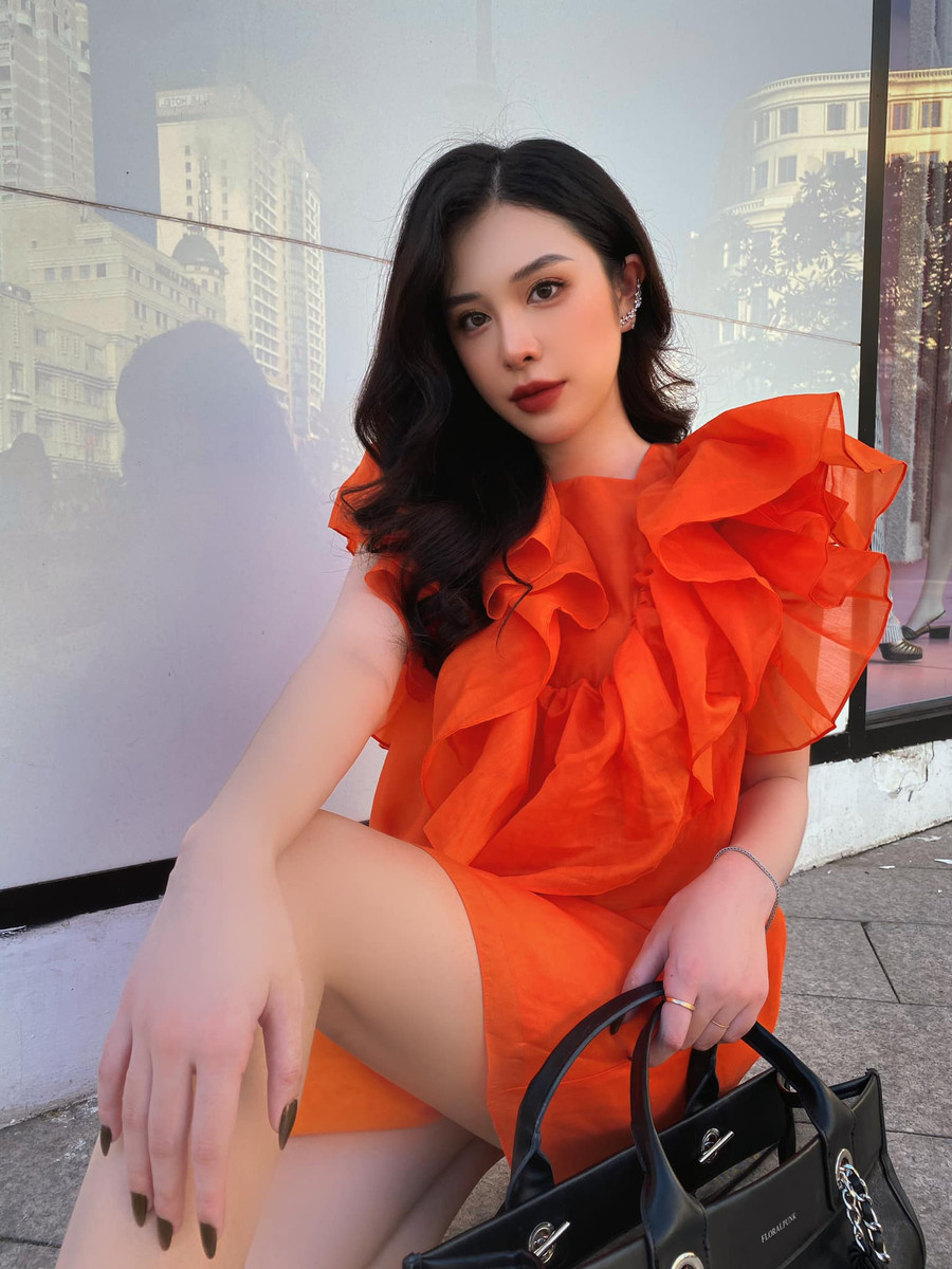 Chiếc váy đỏ suông dễ di chuyển, thích ứng mọi hoàn cảnh mà vẫn điệu đà, nữ tính, thời trang.