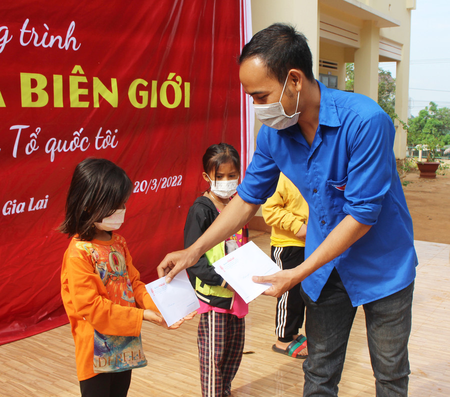  Đại diện Chi Đoàn Báo Gia Lai tặng quà cho các em học sinh Trường Tiểu học Kpă Klơng (xã Ia Nan, huyện Đức Cơ). Ảnh: Minh Nhật