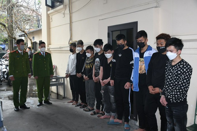 9 đối tượng bị cơ quan Cảnh sát điều tra Công an quận lê Chân tạm giữ. 9 đối tượng bị cơ quan Cảnh sát điều tra Công an quận lê Chân tạm giữ.