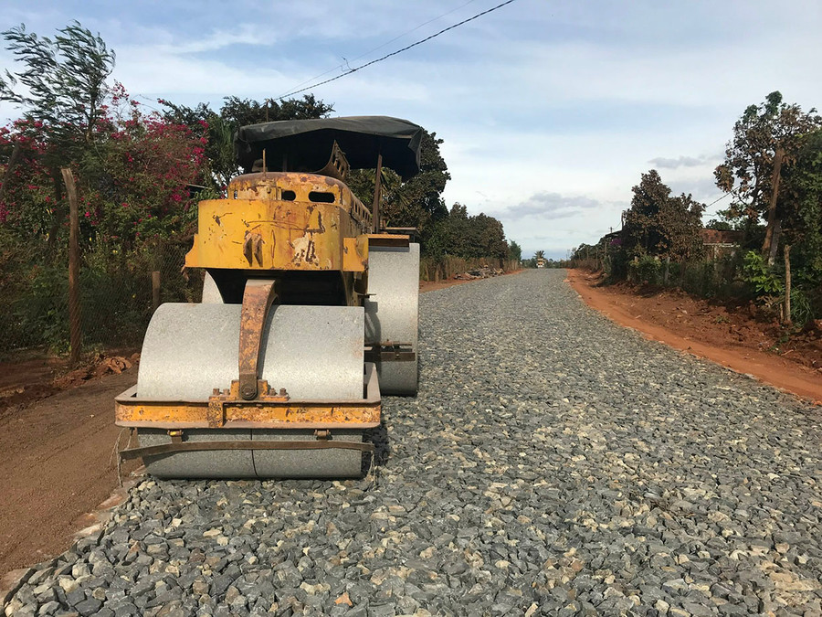 Thi công đường liên xã Ia Hrú-Ia Rong (huyện Chư Pưh). Ảnh: Nguyễn Diệp Thi công đường liên xã Ia Hrú-Ia Rong. Ảnh: Nguyễn Diệp