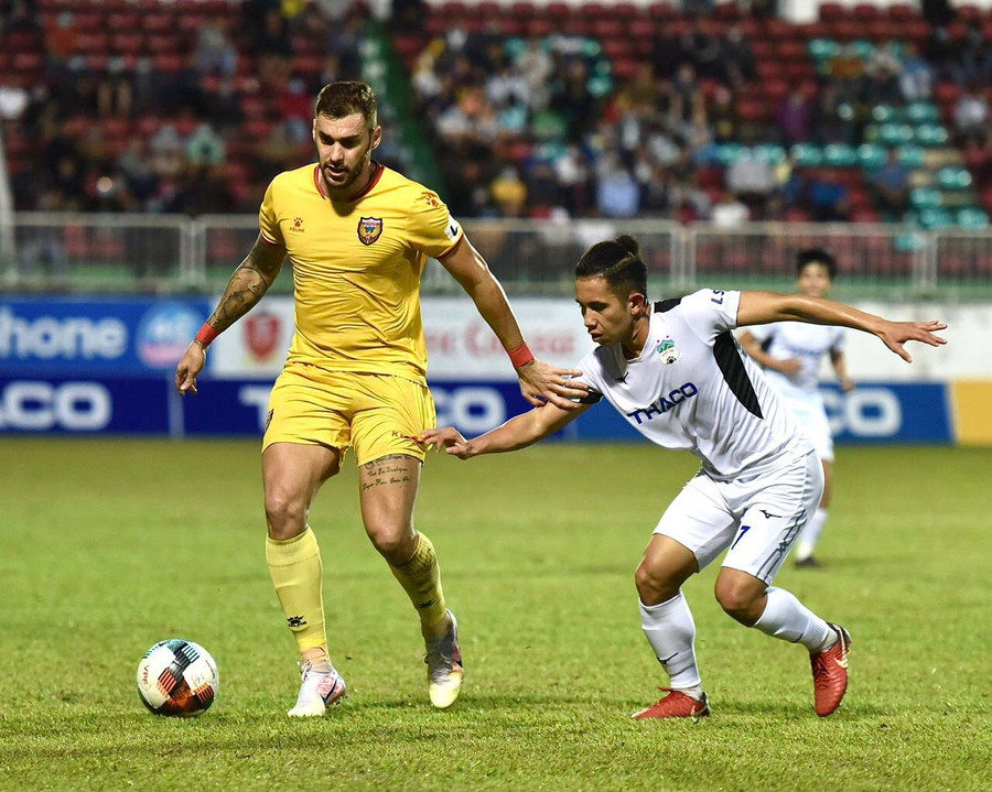 Các cầu thủ Hồng Lĩnh Hà Tĩnh (bên trái) đã thua 2 trận liên tiếp trên sân Pleiku. Ảnh: Lê Văn Ngọc