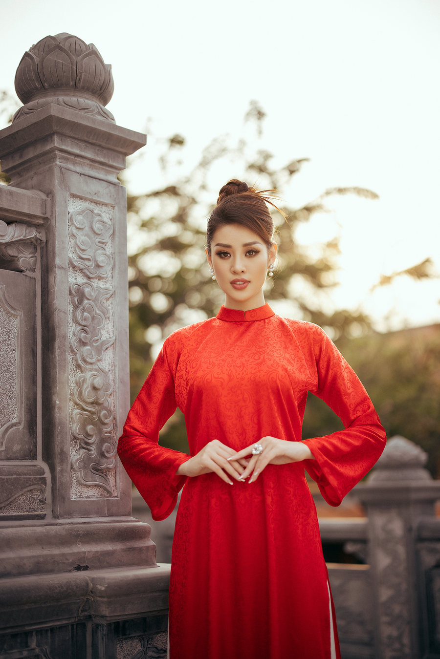 Thấp thoáng dưới ánh chiều tà, con người và cảnh vật hoà quyện vào nhau, không có khoảng cách, cùng tạo nên tổng thể hài hoà. Thấp thoáng dưới ánh chiều tà, con người và cảnh vật hoà quyện vào nhau, không có khoảng cách, cùng tạo nên tổng thể hài hoà.