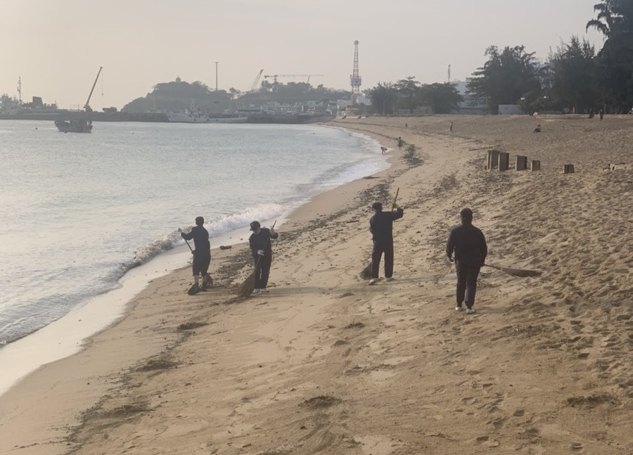  Tại Khu vực bãi cát ven biển đoạn từ Công viên Thanh niên đến Công viên Bạch Đằng có tình trạng chất thải dạng dầu thải vón cục.