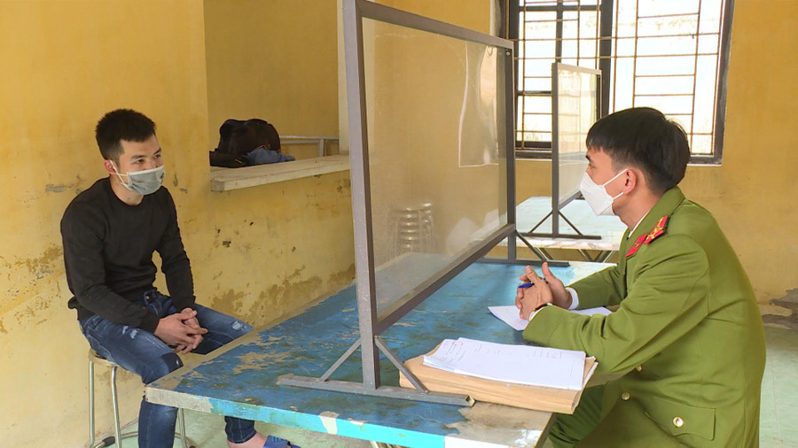 Công an H.Yên Phong lấy lời khai đối với Nguyễn Văn Sơn. Ảnh: Hữu Thanh
