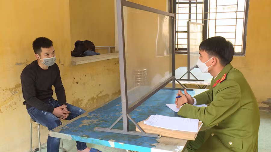 Công an H.Yên Phong lấy lời khai đối với Nguyễn Văn Sơn. Ảnh: Hữu Thanh