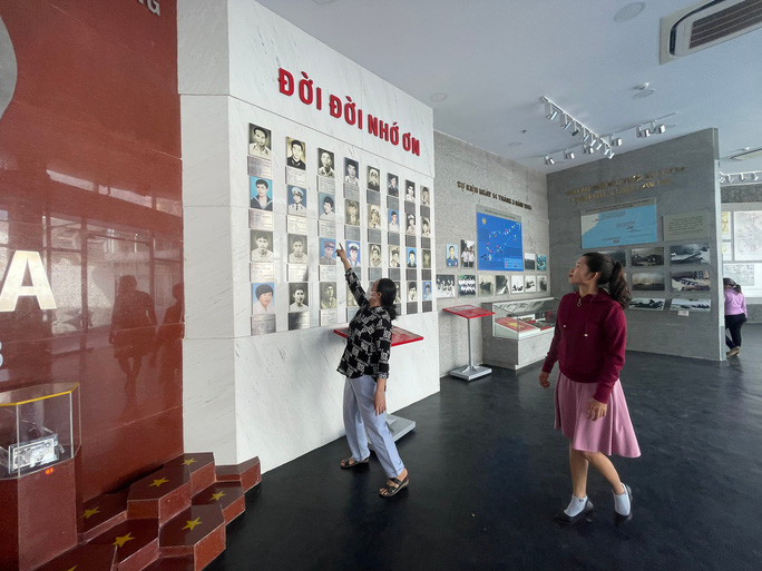 Bà Đỗ Thị Hà, vợ liệt sĩ Đinh Ngọc Doanh - người đã hy sinh anh dũng cùng tàu HQ 604 trong trận hải chiến Gạc Ma năm 1988, đưa người thân đến viếng Khu Tưởng niệm chiến sĩ Gạc Ma