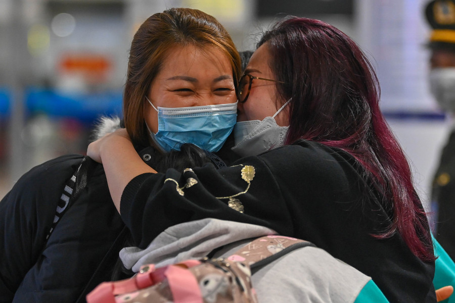 Những người Việt Nam hồi hương từ vùng chiến sự Ukraine trên chuyến bay sáng nay 10.3. Ảnh: Đậu Tiến Đạt