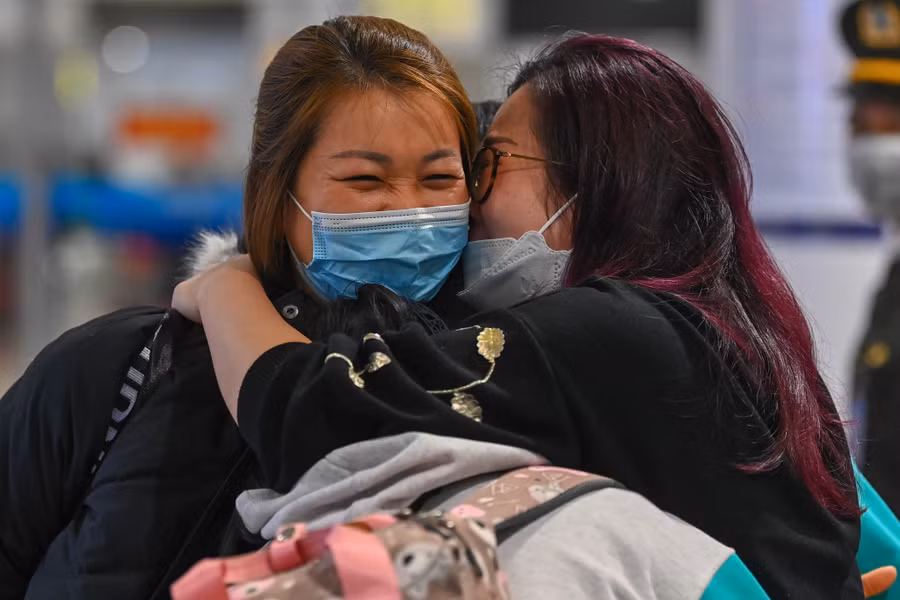 Những người Việt Nam hồi hương từ vùng chiến sự Ukraine trên chuyến bay sáng nay 10.3. Ảnh: Đậu Tiến Đạt