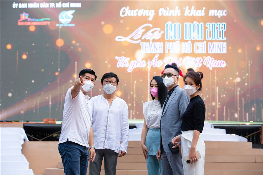 Các nhà thiết kế cẩn trọng thực hiện nghiêm túc 5K trong công tác chuẩn bị để đêm diễn được diễn ra thành công, an toàn. Ảnh: NVCC