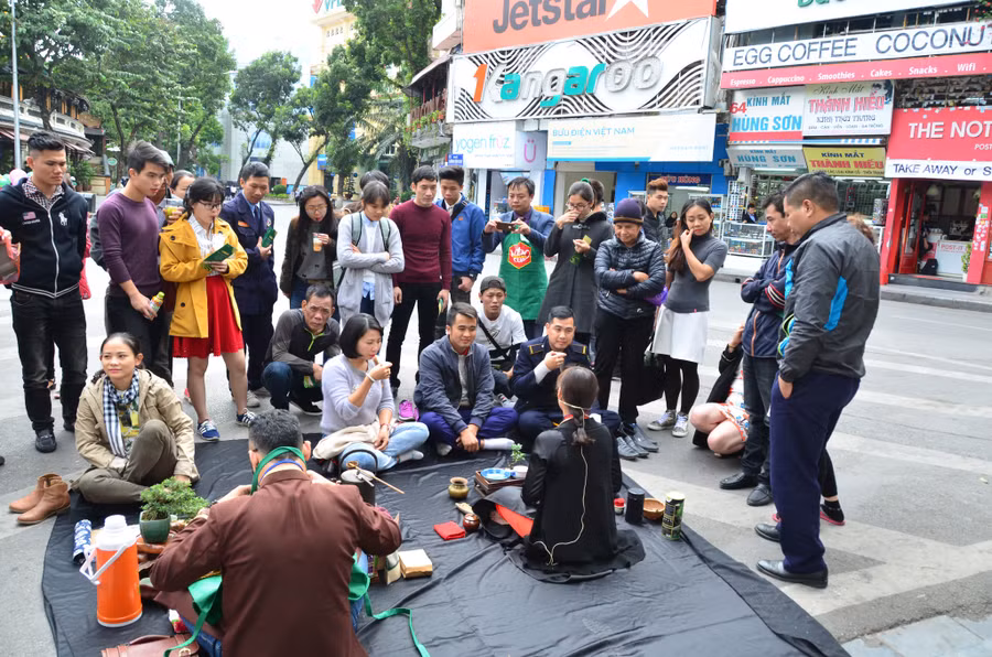 Các “nghệ nhân” pha trà trình diễn ở ven hồ Hoàn Kiếm. Ảnh: Lam Phong