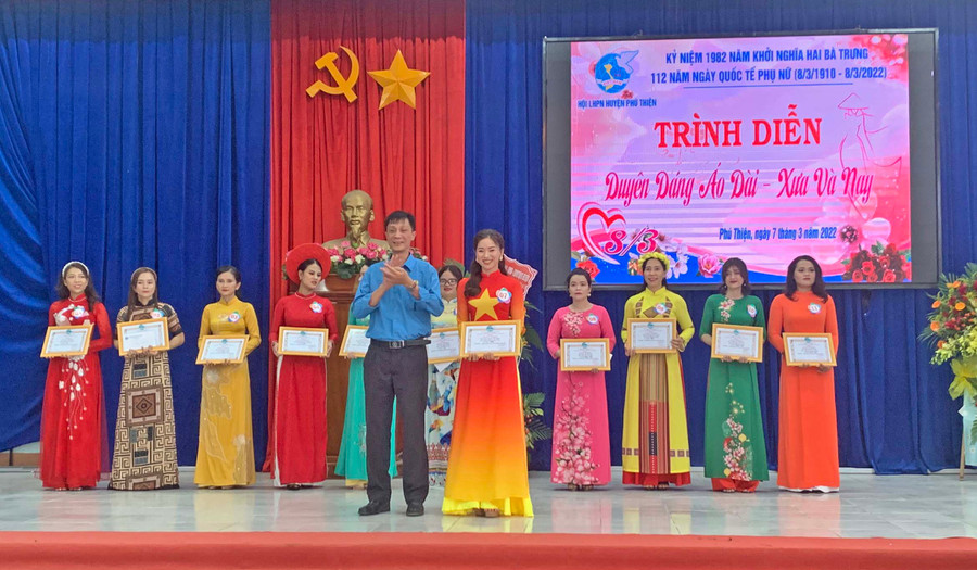 Ban tổ chức trao giải nhất cho thí sinh Phạm Thị Hiền-Hội LHPN xã Chư A Thai. Ảnh: Nguyên Hương