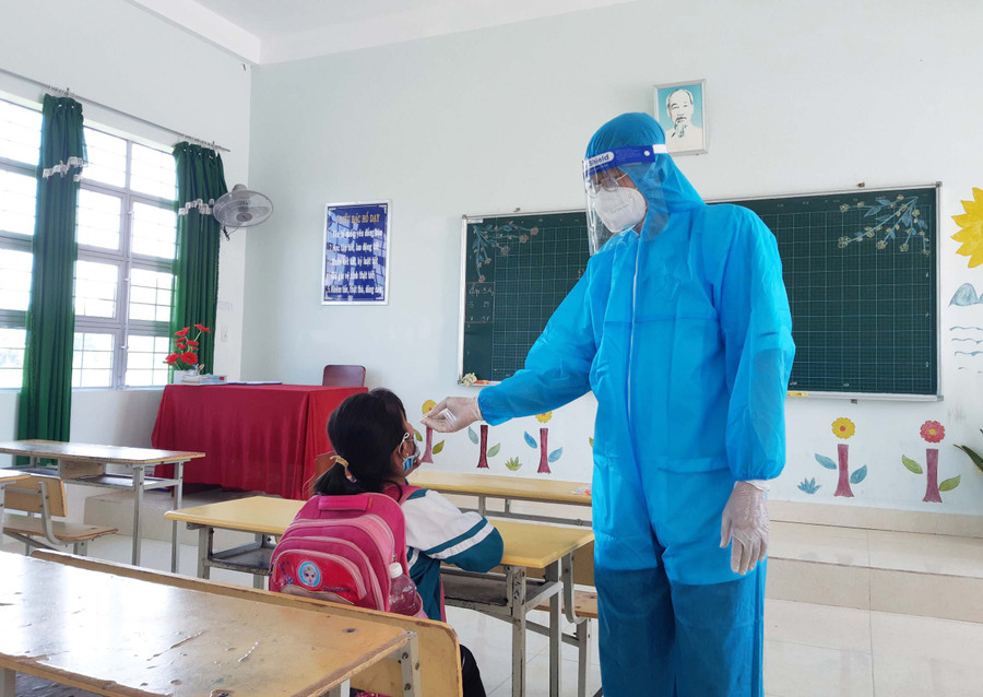 Diễn tập phương án xử lí khi có ca nhiễm Covid-19 trong nhà trường