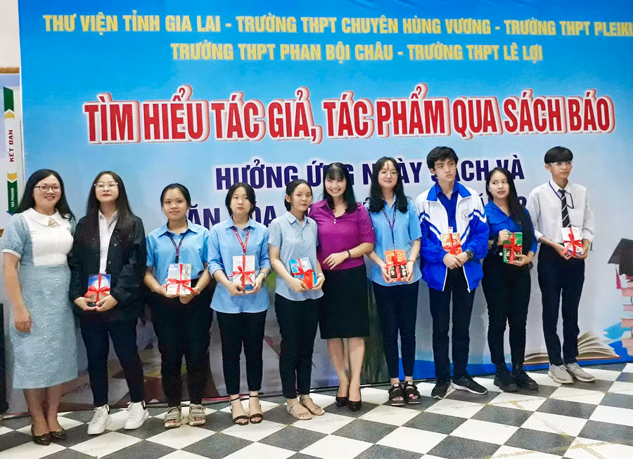 Thư viện tỉnh Gia Lai khen thưởng những học sinh tích cực phối hợp giới thiệu sách. Ảnh: Lam Nguyên