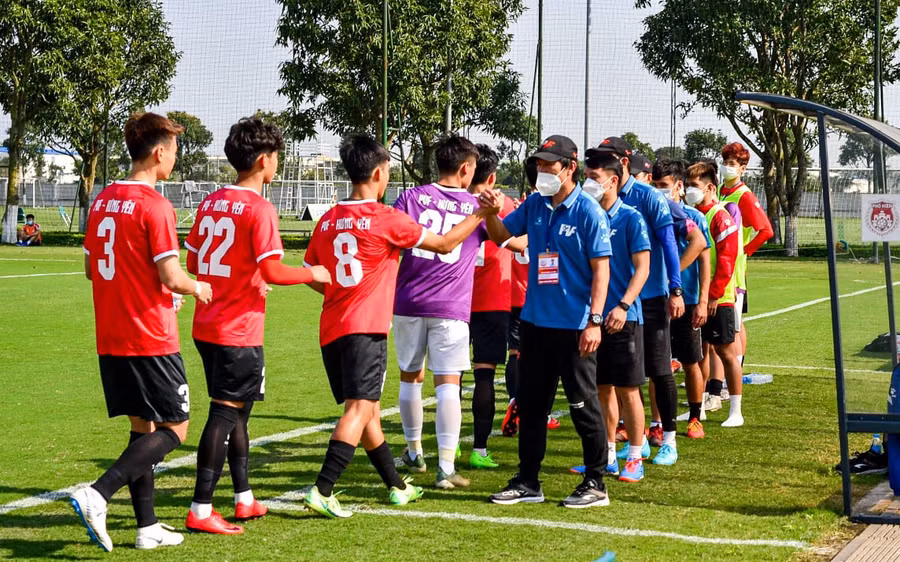 HLV Lê Quang Trãi động viên các cầu thủ Hưng Yên. Ảnh: PVF