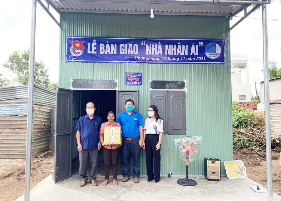 Bí thư Huyện Đoàn (thứ 2 từ phải sang) cùng lãnh đạo huyện Chư Sê trao nhà nhân ái cho hộ bà Đinh Crul (làng Dek, xã Hbông). Ảnh: Lương Đức