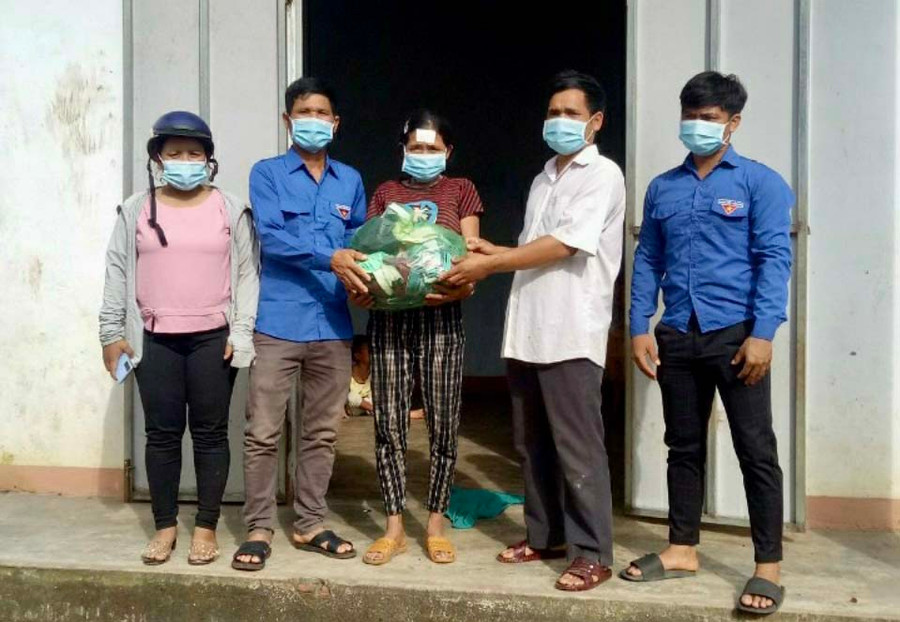 Không chỉ nỗ lực trong phát triển kinh tế gia đình, anh Siu Bham (thứ 2 từ trái sang) còn tích cực tham gia các hoạt động của Đoàn xã Ia Púch. Ảnh: Kim Linh