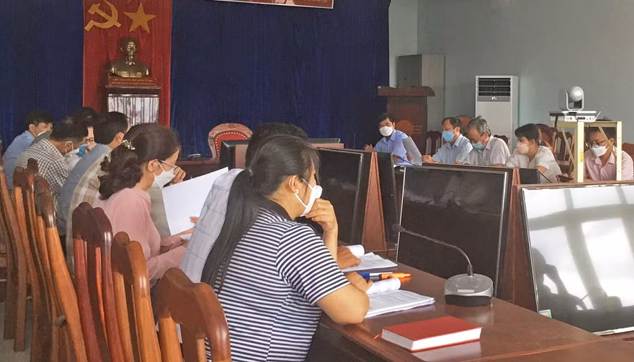 Quang cảnh buổi giám sát việc thực hiện chính sách hỗ trợ người lao động và người sử dụng lao động gặp khó khăn do đại dịch Covid-19 tại huyện Kông Chro. Ảnh: Ngọc Anh