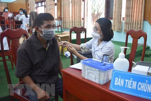 Tiêm vaccine ngừa COVID-19 cho người dân Đắk Nông. Nguồn: TTXVN