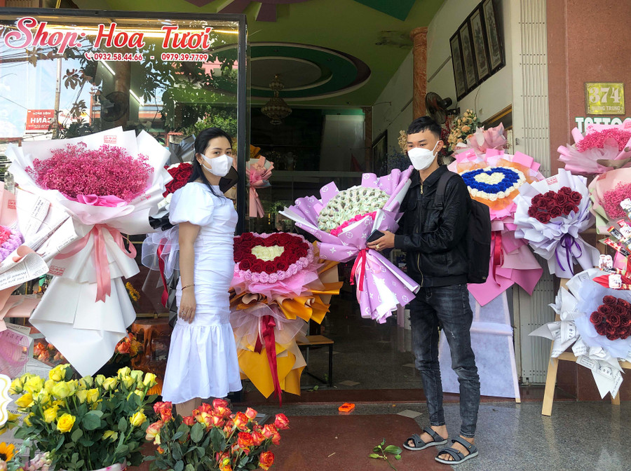  Ngày 7-3, tại các shop hoa trên địa bàn thị xã An Khê đã có nhiều khách hàng mua hoa, quà tặng người thân. Ảnh: Ngọc Minh 