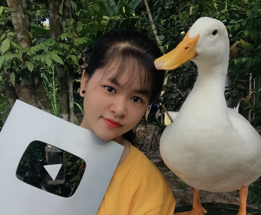 Với những nỗ lực không ngừng nghỉ của mình, Trang đã được nhận nút Bạc Youtube lúc còn ngồi trên ghế trường phổ thông. Ảnh: Xuân Phúc