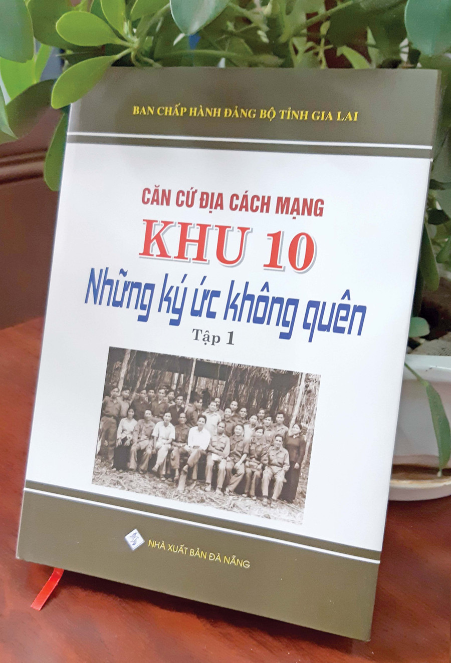 Bìa sách “Căn cứ địa cách mạng Khu 10: Những ký ức không quên”. Ảnh: Duy Lê