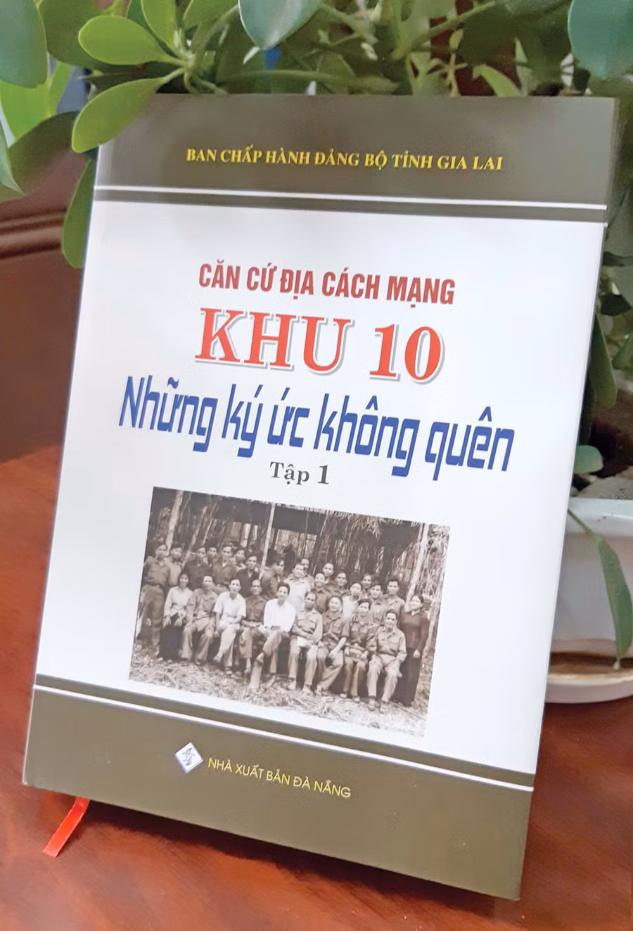 Bìa sách “Căn cứ địa cách mạng Khu 10: Những ký ức không quên”. Ảnh: Duy Lê