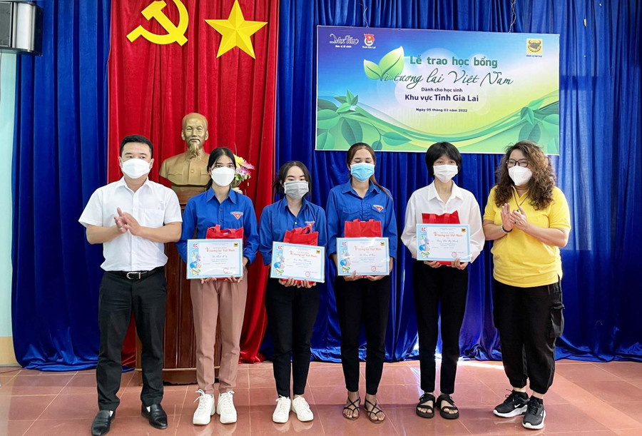 Trao học bỗng Vì tương lai Việt Nam cho em học sinh tại huyện Đức Cơ. Ảnh: Hà Đức Thành