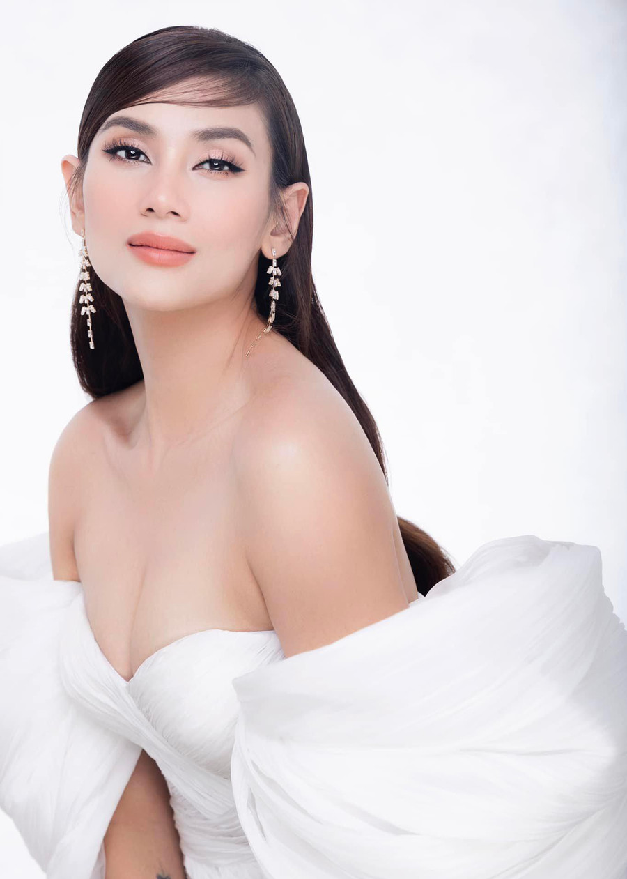 Thiết kế tinh tế giúp người đẹp khoe khéo vòng 1 quyến rũ.