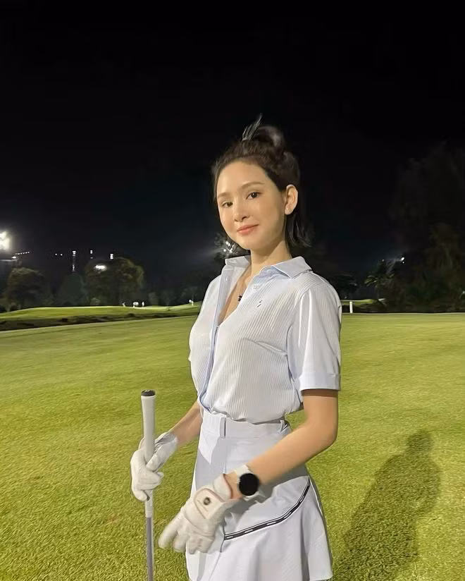 Thời gian gần đây, khán giả ít thấy Hiền Hồ ra bài hát mới hay xuất hiện ở các chương trình gameshow, sân khấu âm nhạc. Thay vào đó, nữ ca sĩ lại thường xuyên check in sang chảnh, đi nghỉ mát, chơi golf, khoe cuộc sống xa hoa khiến nhiều người ngưỡng mộ.