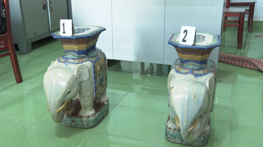 Hai con voi bằng gốm sứ có trị giá 60 triệu đồng. Ảnh: Xuân Phúc