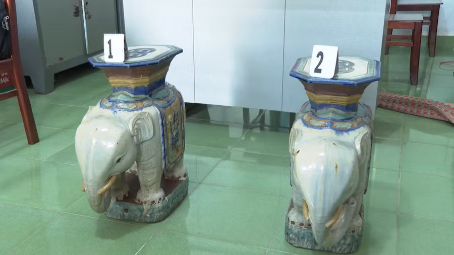 Hai con voi bằng gốm sứ có trị giá 60 triệu đồng. Ảnh: Xuân Phúc