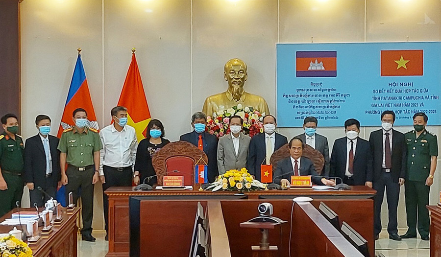 Các đại biểu chứng kiến Chủ tịch UBND tỉnh ký bản ghi nhớ hợp tác giữa hai tỉnh. Ảnh: Vĩnh Hoàng