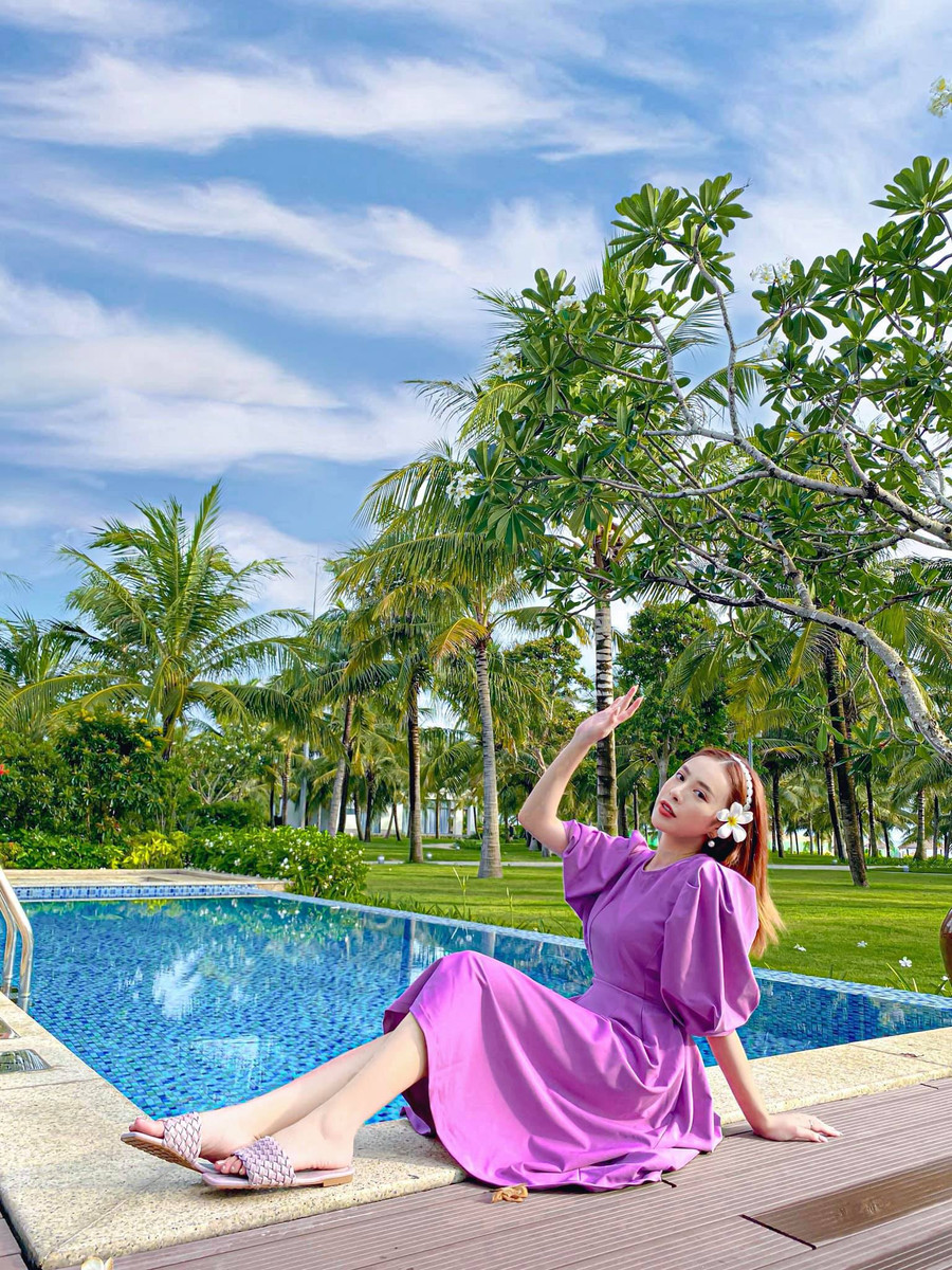 Hồng Anh cũng cho biết thêm: “Lựa chọn và phối kết các sản phẩm thời trang rất quan trọng. Các tín đồ thời trang khi lựa chọn cần lưu ý về sự rõ ràng. Style nào ra style đó. Phong cách bánh bèo nhất quán phong cách bánh bèo. Phong cách thể thao nhất quán phong cách thể thao. Không nên mỗi thứ một chút rất khó định hình, nhận diện