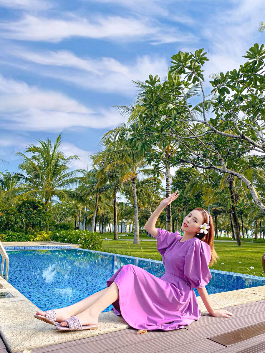 Hồng Anh cũng cho biết thêm: “Lựa chọn và phối kết các sản phẩm thời trang rất quan trọng. Các tín đồ thời trang khi lựa chọn cần lưu ý về sự rõ ràng. Style nào ra style đó. Phong cách bánh bèo nhất quán phong cách bánh bèo. Phong cách thể thao nhất quán phong cách thể thao. Không nên mỗi thứ một chút rất khó định hình, nhận diện