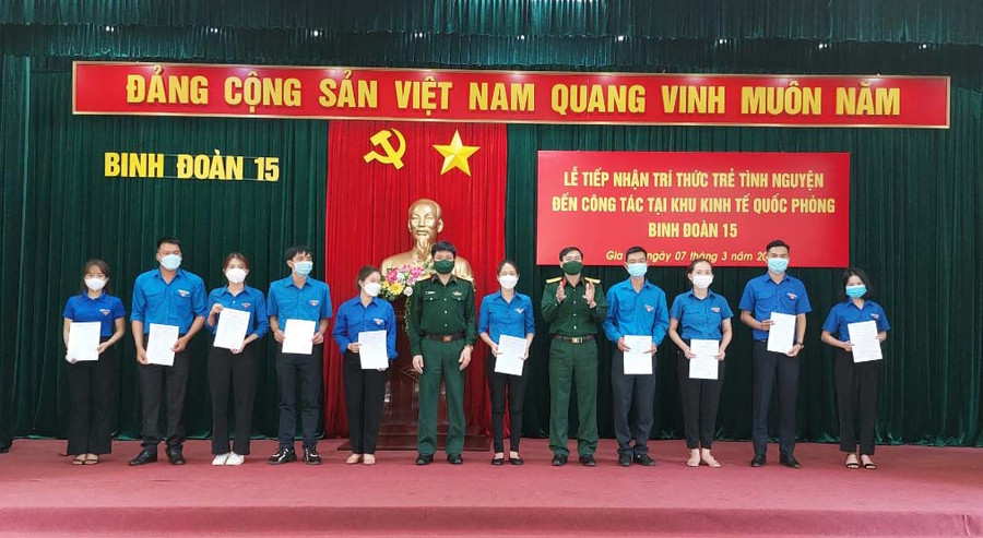 Trao quyết định tiếp nhận các trí thức trẻ tình nguyện. Ảnh: Vĩnh Hoàng