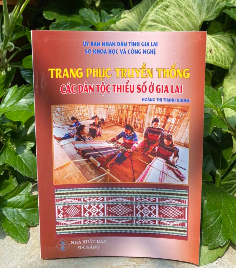 Bìa sách “Trang phục truyền thống các dân tộc thiểu số ở Gia Lai”. Ảnh: Phương Vi Bìa sách “Trang phục truyền thống các dân tộc thiểu số ở Gia Lai”. Ảnh: Phương Vi