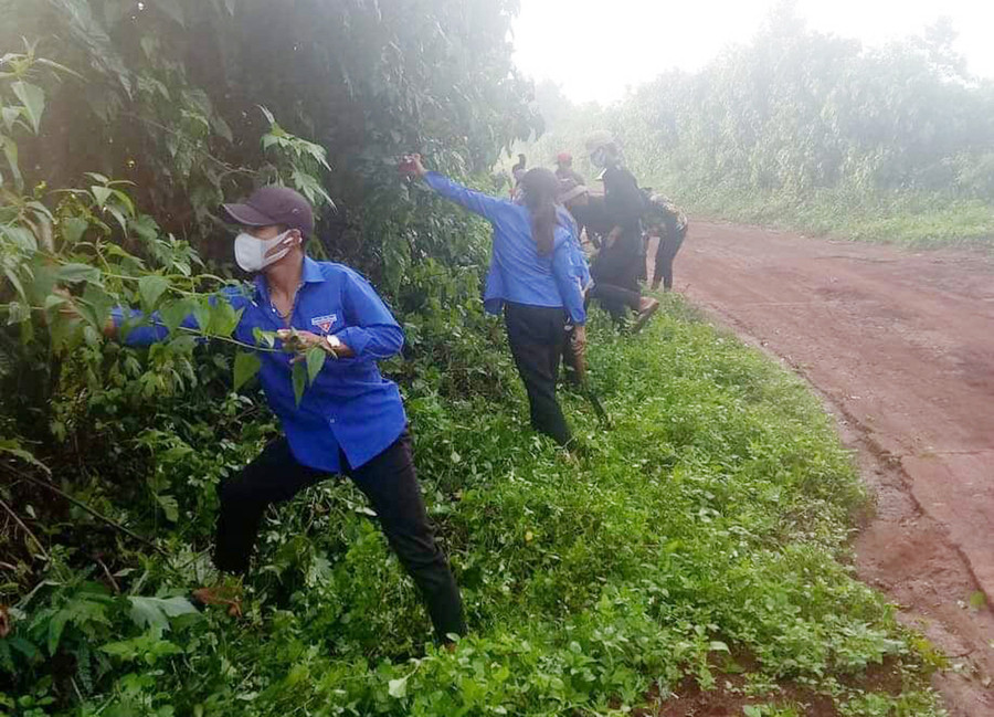 Đoàn viên, thanh niên phát quang tuyến đường thanh niên tự quản tại làng Đê Gơl (xã Đak Djrăng). Ảnh: Hồng Thanh Đoàn viên, thanh niên phát quang tuyến đường thanh niên tự quản tại làng Đê Gơl, xã Đăk Djrăng. Ảnh: Hồng Thanh
