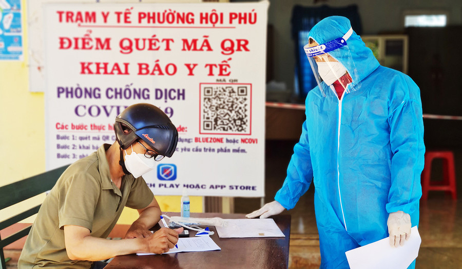 Hướng dẫn người dân khai báo y tế tại Trạm Y tế phường Hội Phú (TP. Pleiku). Ảnh: Bá Bính Hướng dẫn người dân khai báo y tế tại trạm y tế phường Hội Phú (TP. Pleiku).