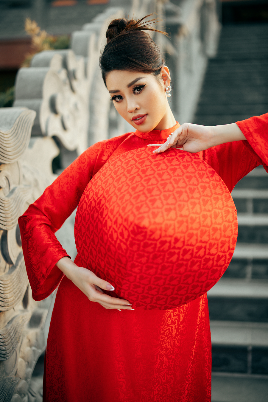 Hoa hậu Khánh Vân chia sẻ: “Nhắc tới hoàng hôn, nhiều người sẽ nghĩ đến gam màu trầm kết thúc một ngày nhưng Vân thì nghĩ hoàng hôn là sự chuẩn bị cho những khởi đầu mới của ngày hôm sau. Cuộc sống cũng như vậy, luôn đón nhận mọi chuyện bằng năng lượng tích cực, góc nhìn lạc quan, cuộc sống sẽ trở nên nhẹ nhàng và ý nghĩa hơn”. Hoa hậu Khánh Vân chia sẻ: “Nhắc tới hoàng hôn, nhiều người sẽ nghĩ đến gam màu trầm kết thúc một ngày nhưng Vân thì nghĩ hoàng hôn là sự chuẩn bị cho những khởi đầu mới của ngày hôm sau. Cuộc sống cũng như vậy, luôn đón nhận mọi chuyện bằng năng lượng tích cực, góc nhìn lạc quan, cuộc sống sẽ trở nên nhẹ nhàng và ý nghĩa hơn”.