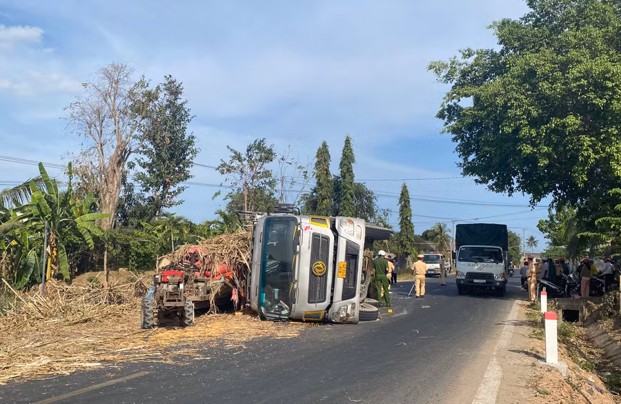 Hiện trường vụ tai nạn giao thông tại km 122+ 50 trên QL 25 đoạn qua thị xã Ayun Pa làm một người tử vong tại chỗ. Ảnh: Nguyễn Sang