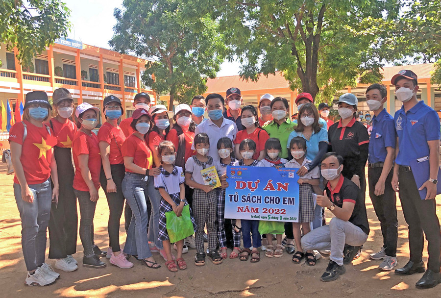 Đoàn thiện nguyện tặng quà cho học sinh và tủ sách với hàng trăm đầu sách, truyện cho Trường Tiểu học Lê Quý Đôn (xã Ia Krai, huyện Ia Grai). Ảnh: Ngọc Minh