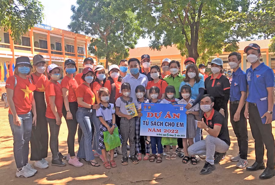 Đoàn thiện nguyện tặng quà cho học sinh và tủ sách với hàng trăm đầu sách, truyện cho Trường Tiểu học Lê Quý Đôn (xã Ia Krai, huyện Ia Grai). Ảnh: Ngọc Minh