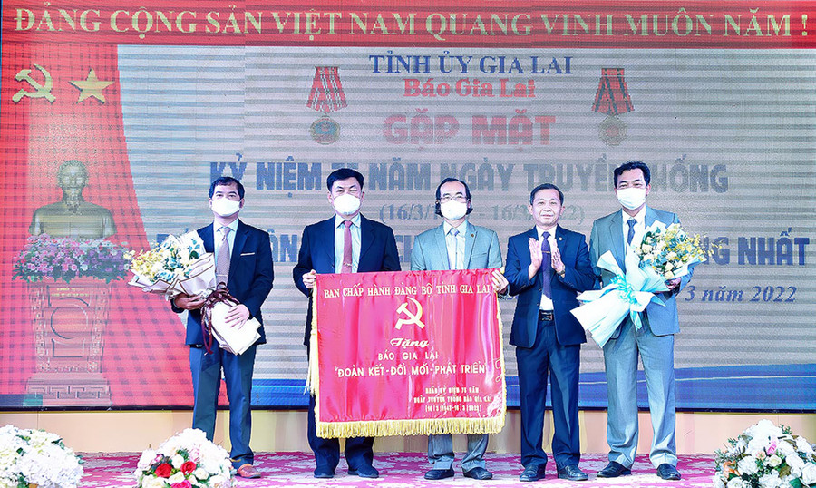 Trưởng ban Tuyên giáo Tỉnh ủy Huỳnh Thế Mạnh (thứ 2 từ phải sang) thay mặt Ban Chấp hành Đảng bộ tỉnh tặng bức trướng với 6 chữ "Đoàn kết-Đổi mới-Phát triển". Ảnh: Đức Thụy  Trưởng ban Tuyên giáo Tỉnh ủy Huỳnh Thế Mạnh thay mặt Ban Chấp hành Đảng bộ tỉnh tặng bức trướng với 6 chữ