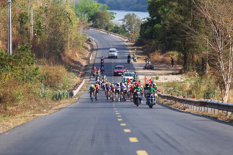 Các cua rơ đã trải qua cung đường thơ mộng của thị xã Ayun Pa. Ảnh: Văn Ngọc Các cua rơ đã trải qua cung đường thơ mộng của thị xã Ayun Pa. Ảnh: Văn Ngọc