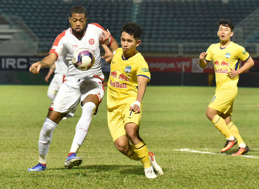  Hàng thủ HAGL (bên phải) không cho thấy sự chắc chắn ở thời điểm quyết định. Ảnh: Văn Ngọc