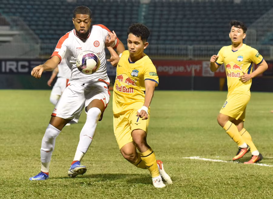 Hàng thủ HAGL (bên phải) không cho thấy sự chắc chắn ở thời điểm quyết định. Ảnh: Văn Ngọc