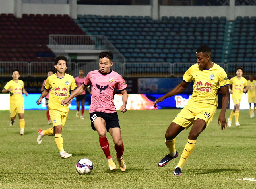Hồng Lĩnh Hà Tĩnh (bìa trái) đã chơi rất quyết tâm trong chuyến làm khách trên sân Pleiku. Ảnh: Văn Ngọc