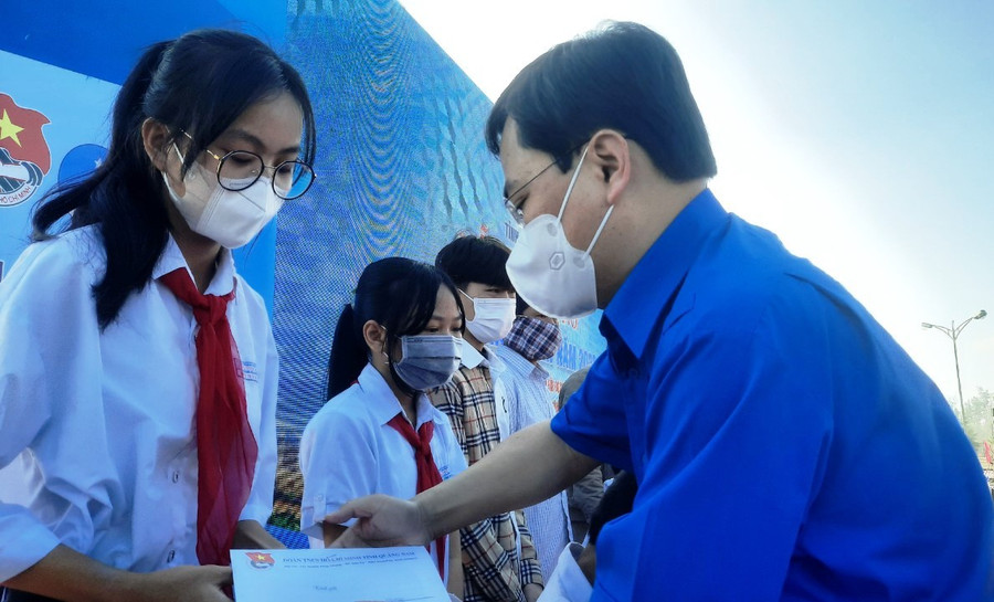 Anh Nguyễn Anh Tuấn, Bí thư thứ nhất T.Ư Đoàn, tặng quà cho các em học sinh có hoàn cảnh khó khăn trên địa bàn TP.Tam Kỳ, Quảng Nam