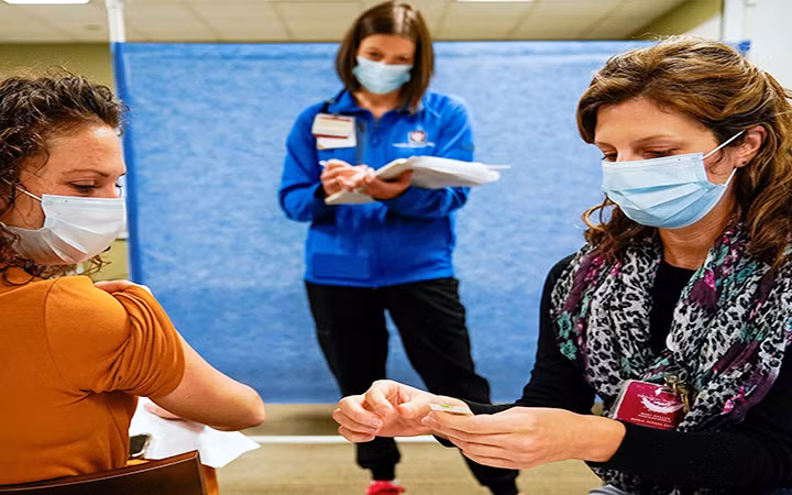 Phụ nữ khẳng định vai trò quan trọng trong cuộc chiến chống đại dịch Covid-19. Ảnh: REUTERS