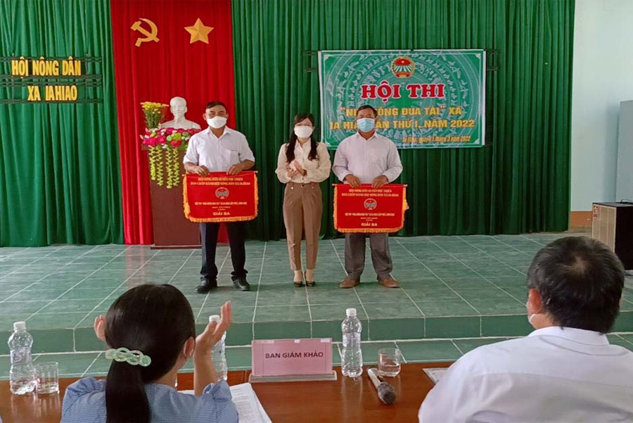 Ban tổ chức trao giải cho các đội thi. Ảnh: Vũ Chi